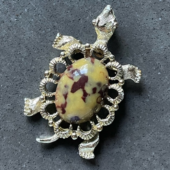 1960’s Vintage Gerry's signed Turtle Brooch, faux cabochon shell 2 1/4" - Picture 2 of 5